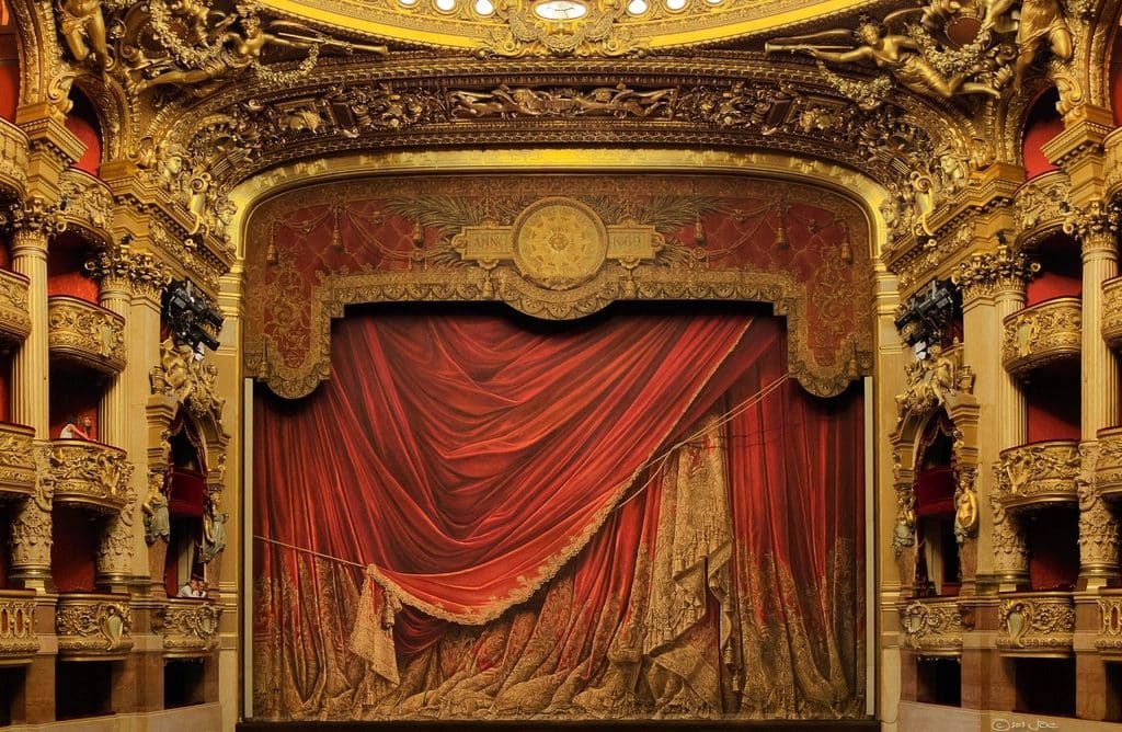Scena opery Garnier w Paryżu z czerwoną kurtyną